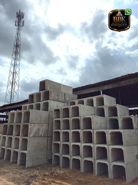 Area produksi dan stok U-Ditch precast BBK